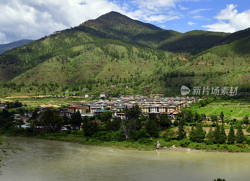 Wangdue Phodrang，从不丹的普那曾楚河对面看